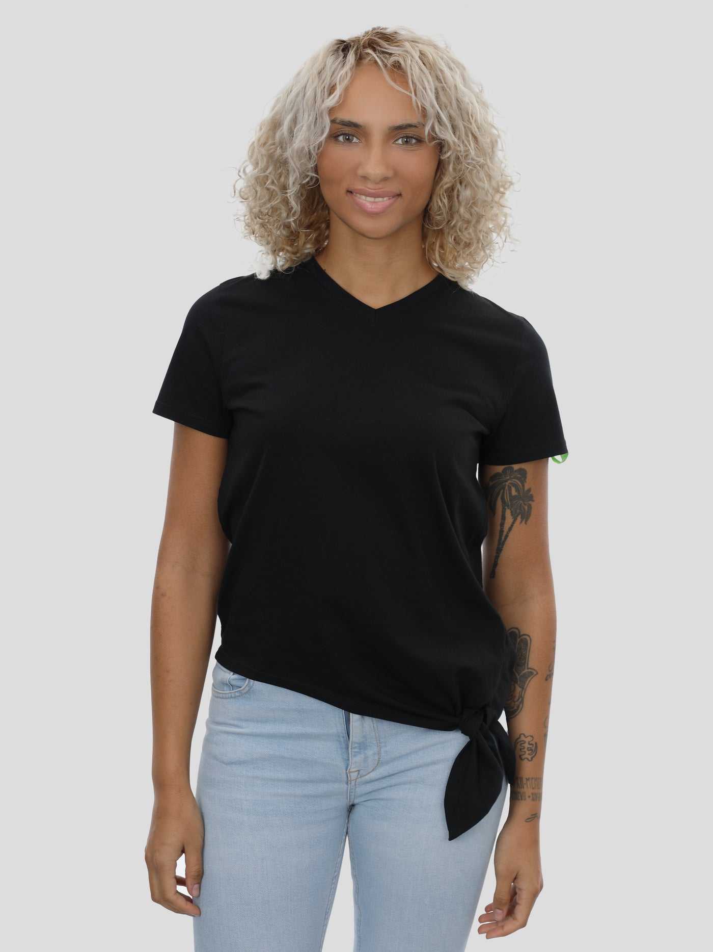 T-Shirt mit Saumschleifen und V-Neck in Schwarz